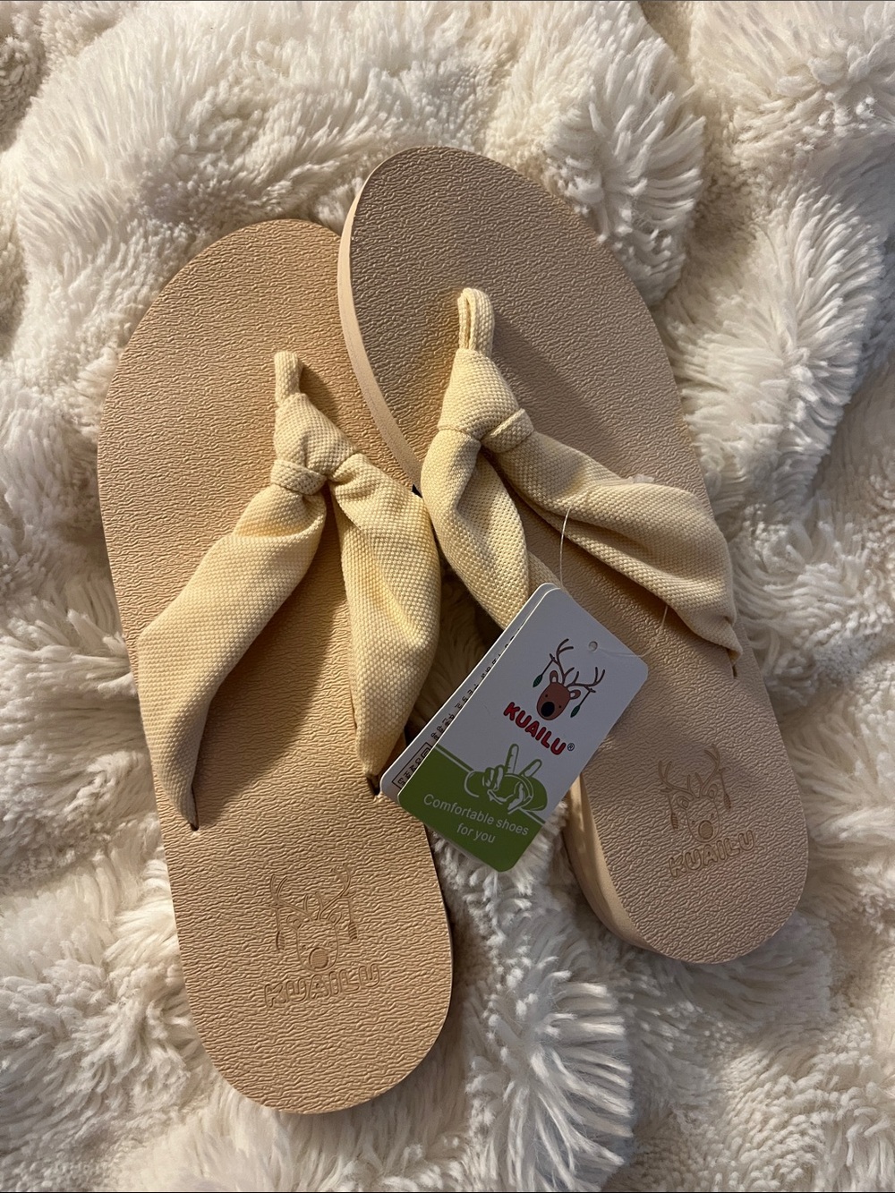 Kuailu women’s 8.5 comfortable flip flops in cream NWT